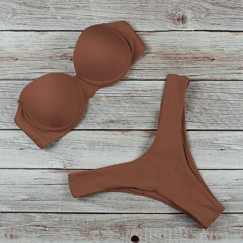 Damski strój kąpielowy bikini, podkreślający sylwetkę, doskonały do opalania i pływania.
