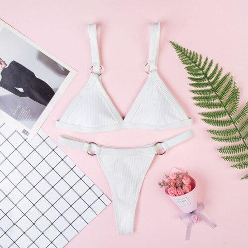 Stylowe damskie bikini prążkowane z modnymi klamrami, najnowsza moda plażowa na lato.