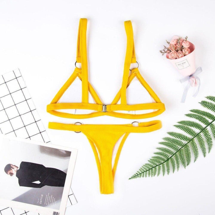 Damskie prążkowane bikini z klamrami, podkreślające sylwetkę, idealne na pewną siebie modę plażową.