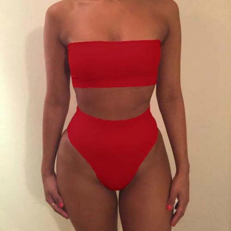 Stylowy kostium bikini bandeau z podwyższonym stanem. Idealny damski strój kąpielowy na plażę i słońce.