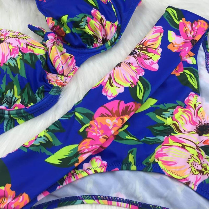 Eleganckie dwuczęściowe bikini damskie, idealne do opalania i pływania.