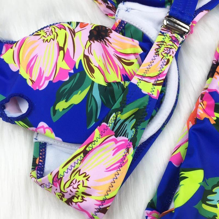 Modne damskie bikini z regulowanymi ramiączkami i figami, plażowy styl na lato.