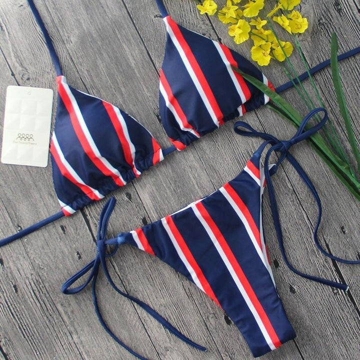 Modne granatowe bikini w paski, damski strój kąpielowy na plażę. Idealny na letnie wakacje.