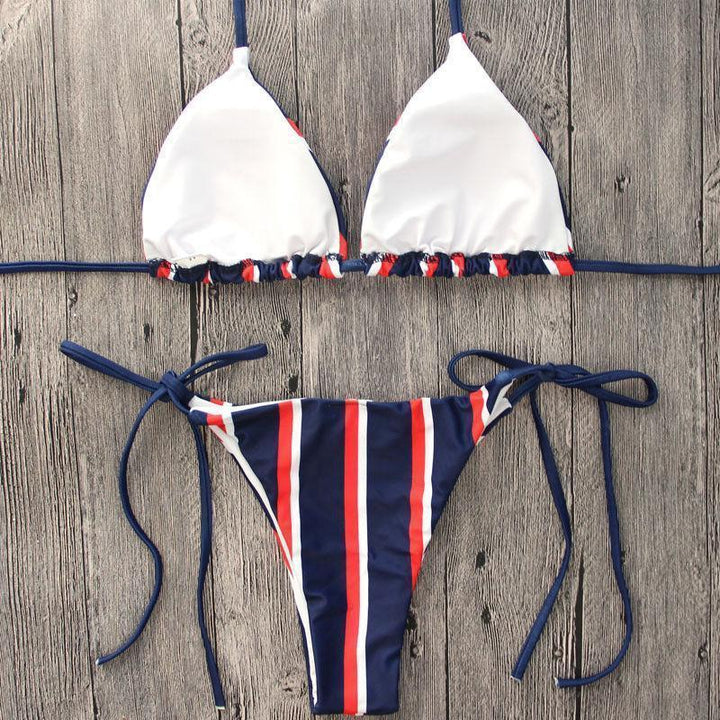 Stylowe granatowe bikini damskie w paski. Wygodny dwuczęściowy strój kąpielowy na lato.