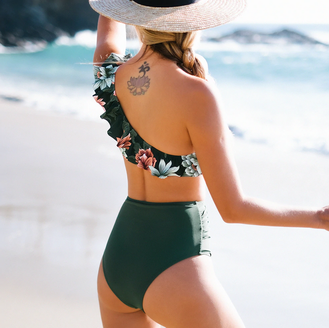 Modny dwuczęściowy damski strój kąpielowy bikini na jedno ramię, zielony, w kwiaty, doskonały na plażę.
