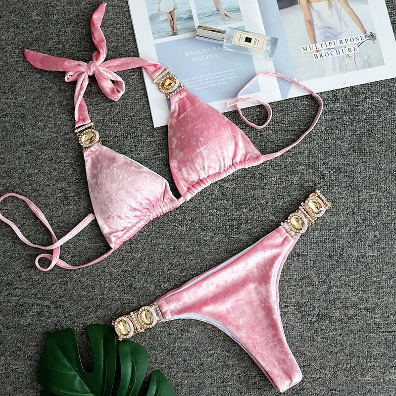 Różowy welurowy strój kąpielowy bikini z kryształkami, luksusowy i modny. Idealny na lato.