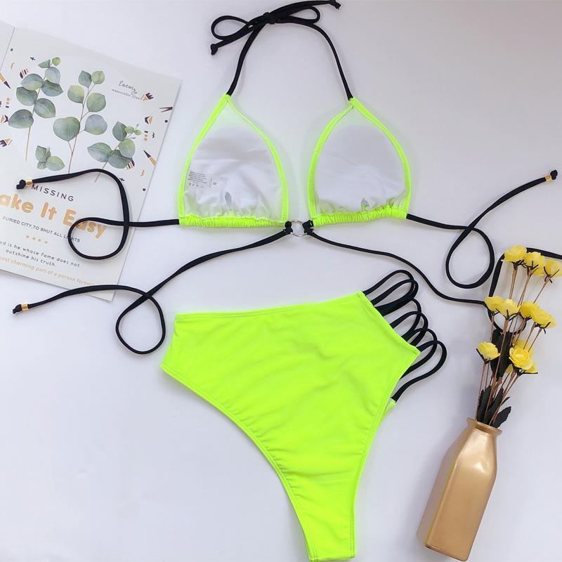 Damski strój kąpielowy bikini w panterkę z wysokim stanem i ozdobnymi paskami.