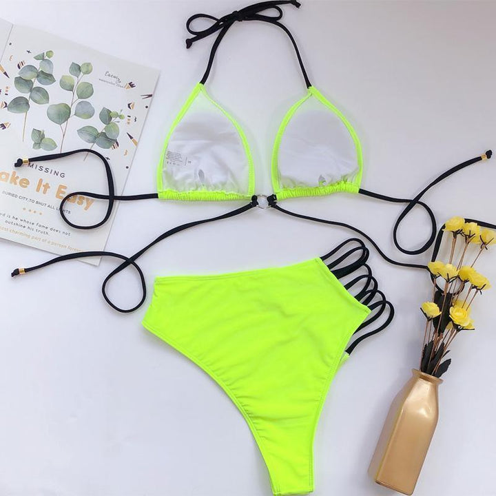 Damski strój kąpielowy bikini w panterkę z wysokim stanem i ozdobnymi paskami.