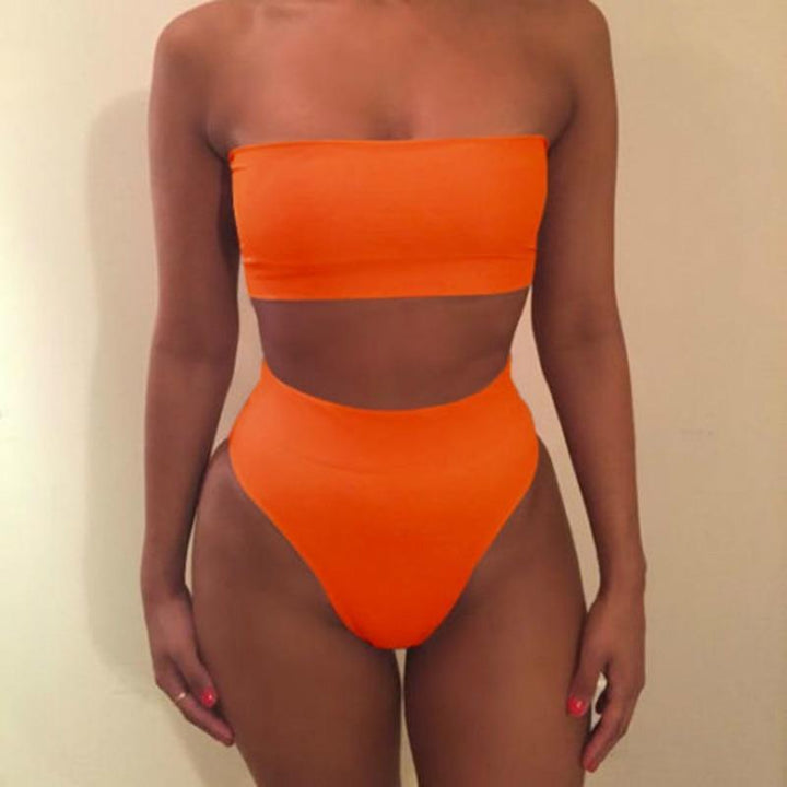 Elegancki damski strój kąpielowy bandeau. Bikini z wysokim stanem zapewnia komfort i styl na lato.