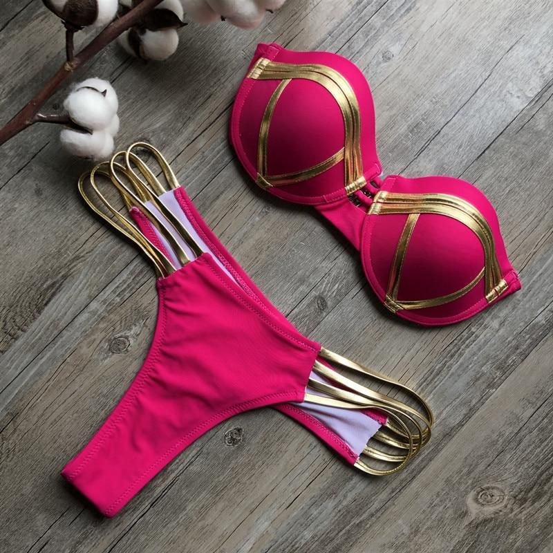 Damski strój kąpielowy bikini, elegancki, ze złotymi akcentami, idealny na modną plażę.