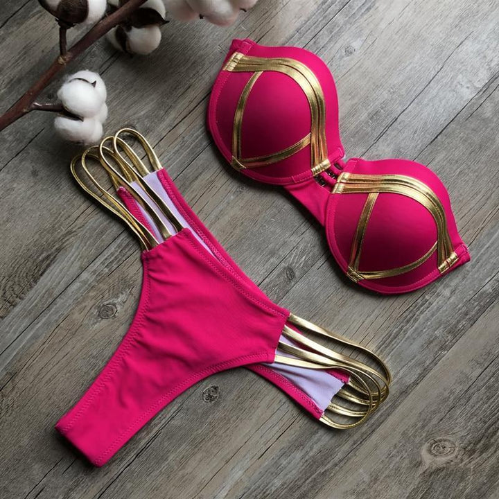 Damski strój kąpielowy bikini, elegancki, ze złotymi akcentami, idealny na modną plażę.