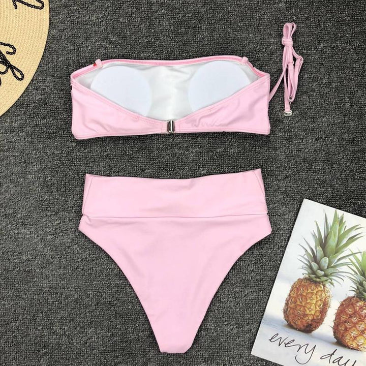 Bikini damskie z wysokim stanem i wzorem w serca. Modna moda plażowa na lato, idealne na plażę.