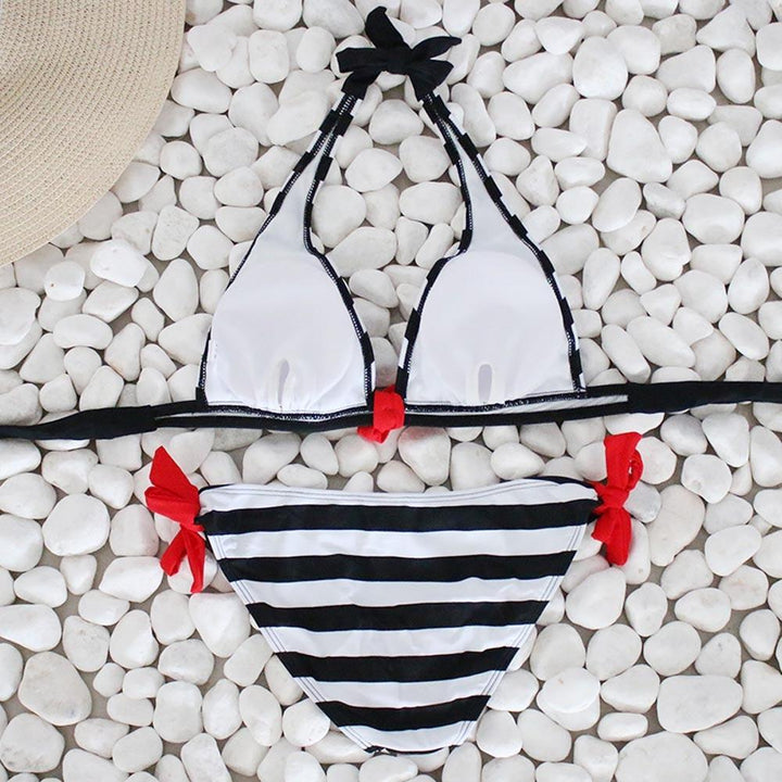 Bikini damskie dwuczęściowe w paski, stylowy strój kąpielowy. Komfortowy kostium plażowy na lato.