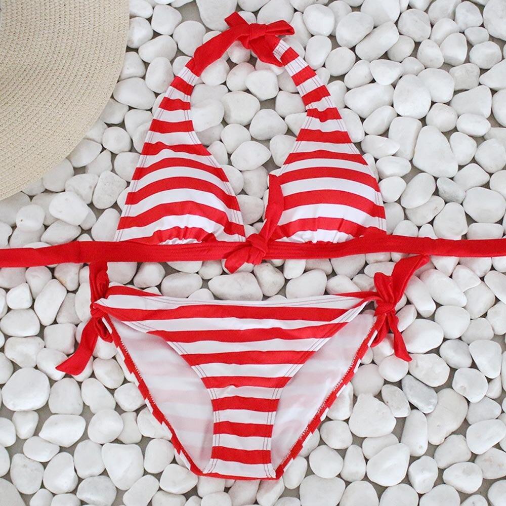 Dwuczęściowe damskie bikini w paski. Modny, komfortowy strój kąpielowy na lato, plażę i wakacje.