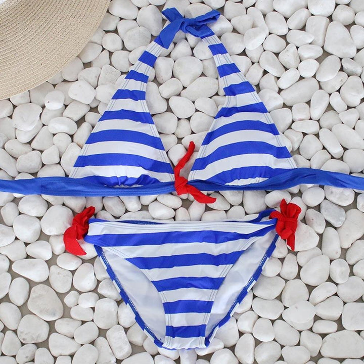 Stylowy dwuczęściowy kostium kąpielowy damski bikini w paski. Idealny na letnie wakacje i plażę.