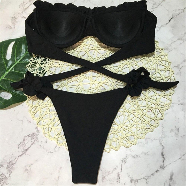 Damskie bikini z falbankami i figami typu brazyliany. Bez ramiączek, modny strój kąpielowy idealny do opalania na plaży.
