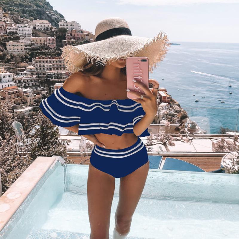 Dwuczęściowy strój kąpielowy bikini damski z hiszpanką i falbanami. Stylizacja plażowa z wysokim stanem na lato.