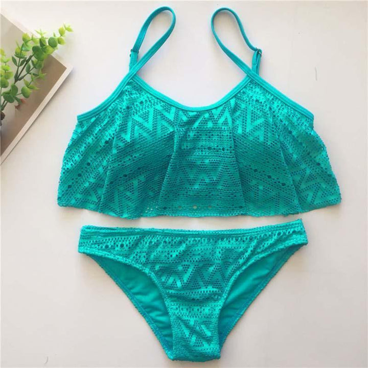 Letni strój kąpielowy bikini z falbanką, ażurowy design podkreśla jego modny styl.