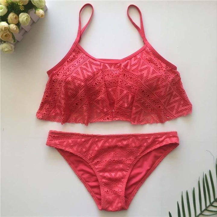 Stylowe dwuczęściowe bikini damskie z falbanką, ażurowy wzór dodaje uroku. Komfortowy na wakacje.