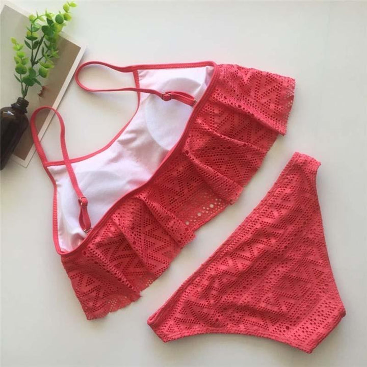 Plażowy strój kąpielowy bikini damski, modny fason z falbanką i delikatnym ażurem.