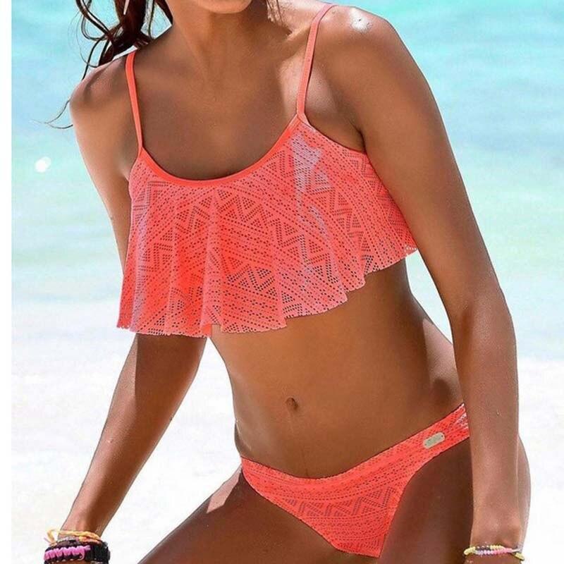 Damski modny strój kąpielowy bikini z falbanką i ażurowym wzorem, idealny na lato i plażę.