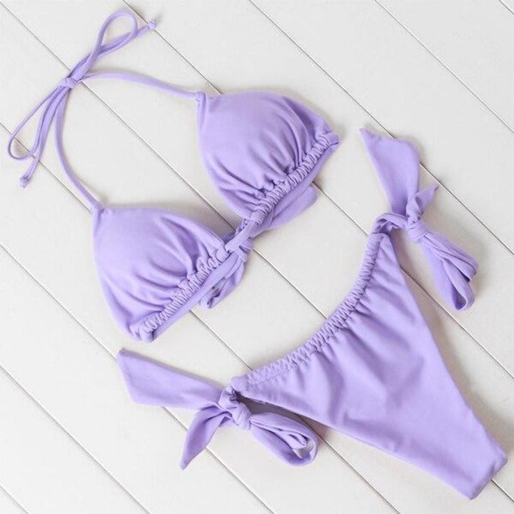 Stylowy dwuczęściowy strój kąpielowy bikini damski z wiązaniami. Modny na plażę, lato, wakacje. Kolorowe stringi.