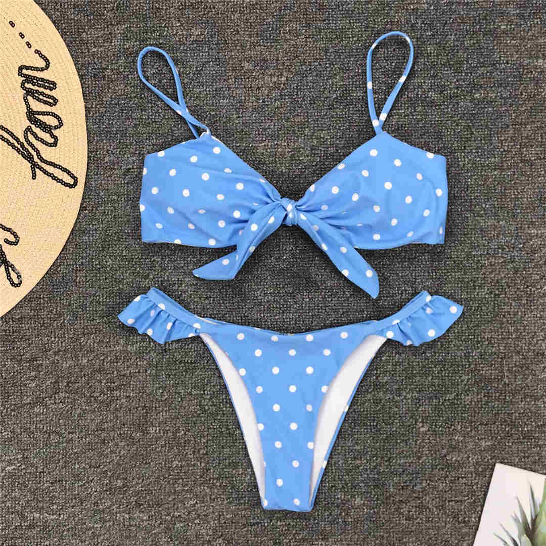 Brazylijskie bikini z wysokim stanem i falbankami. Damski strój kąpielowy z kokardą, idealny na plażę.