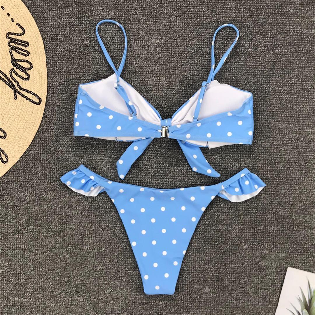 Dwuczęściowy strój kąpielowy bikini z falbankami na ramiączkach i figach. Damska moda plażowa.