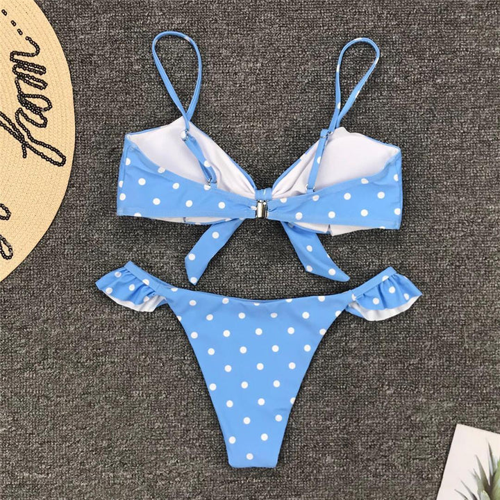 Dwuczęściowy strój kąpielowy bikini z falbankami na ramiączkach i figach. Damska moda plażowa.