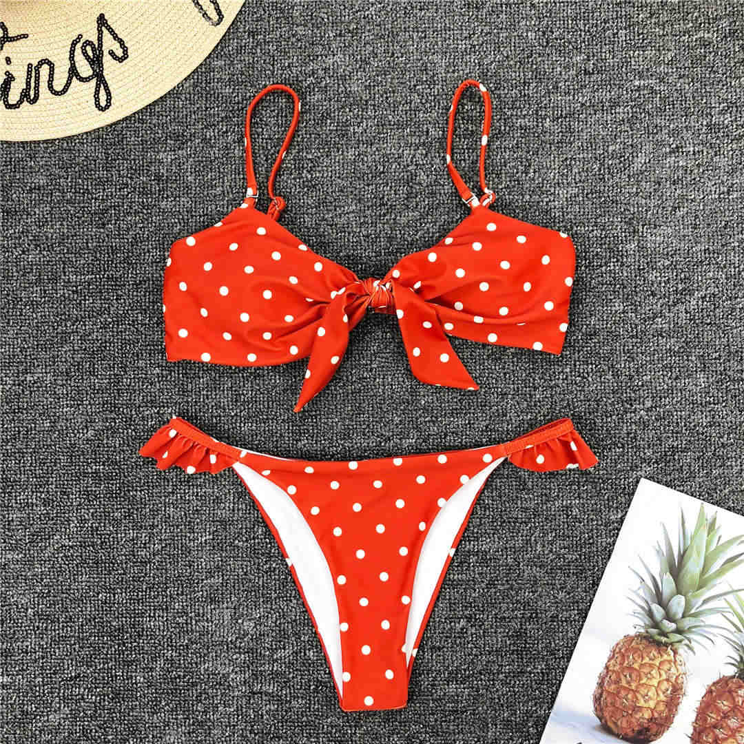 Kobieta w modnym dwuczęściowym bikini z falbankami i kokardą. Letni strój kąpielowy na wakacje.