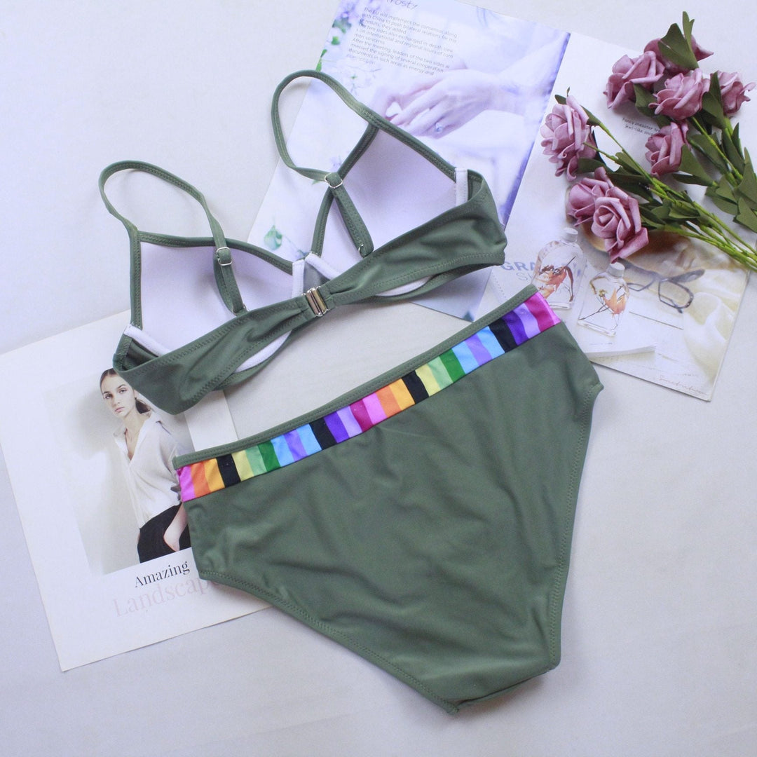 Stylowe bikini damskie, dwuczęściowy strój kąpielowy z kolorowymi detalami.