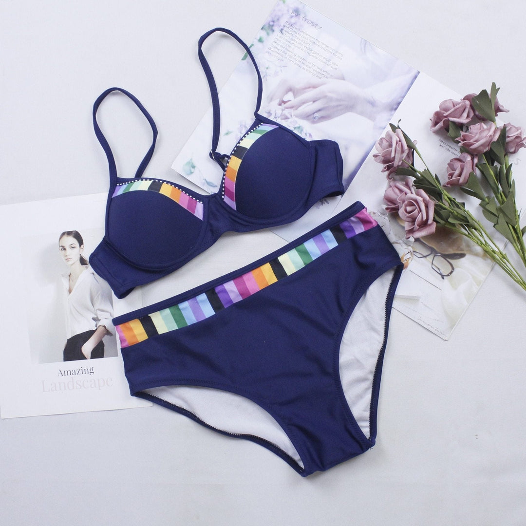 Eleganckie damskie bikini z żywymi kolorowymi akcentami, modny strój kąpielowy.