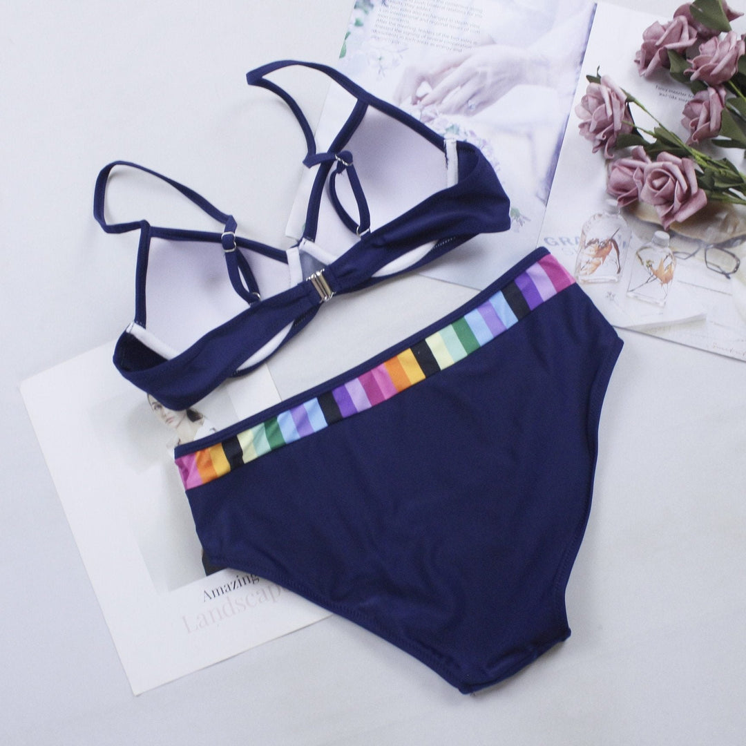 Damski strój kąpielowy, bikini dwuczęściowe, z atrakcyjnymi kolorowymi zdobieniami.