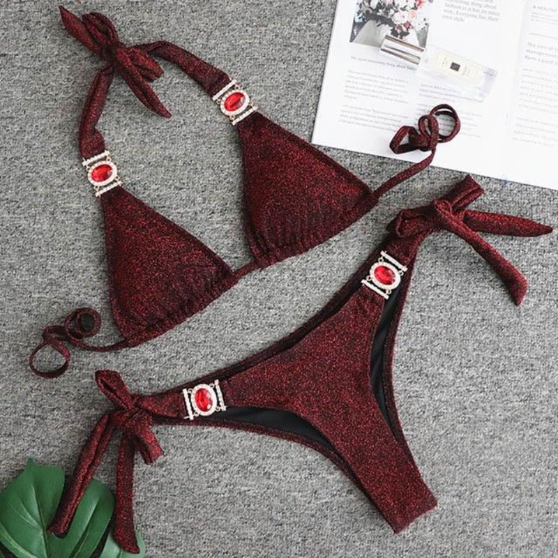 Modne damskie bikini z ozdobami biżuteryjnymi, podkreślające styl.
