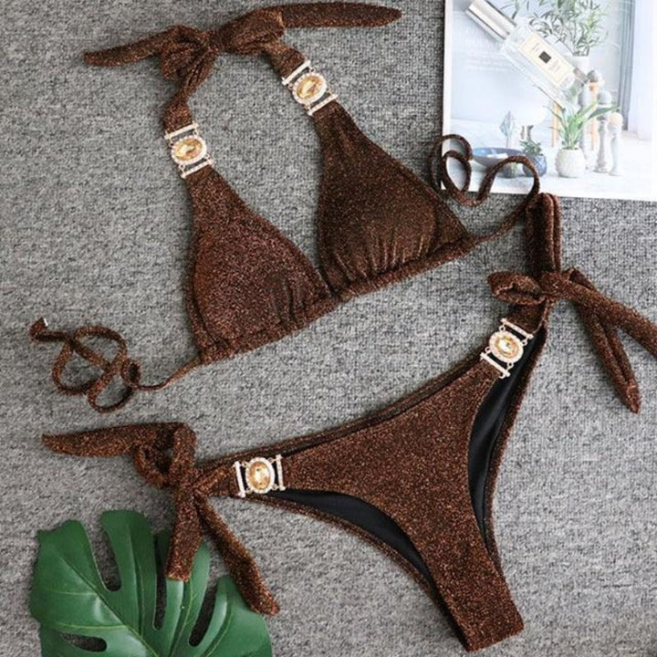 Strój kąpielowy bikini z biżuterią, w leopard print, na upalne lato.