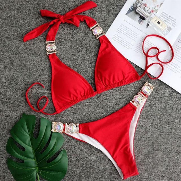 Bikini z biżuteryjnymi zdobieniami, w print panterki, na słoneczną plażę.
