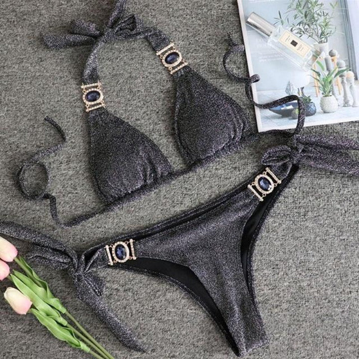 Damskie bikini z biżuteryjnymi detalami, idealne na lato i plażę.