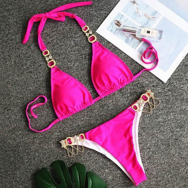 Stylowe bikini z biżuteryjnymi aplikacjami, must-have na sezon letni.