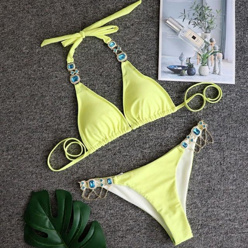Modny zestaw bikini damskiego z biżuterią, idealny na wakacje.