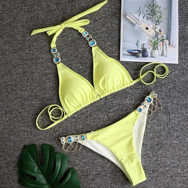 Modny zestaw bikini damskiego z biżuterią, idealny na wakacje.