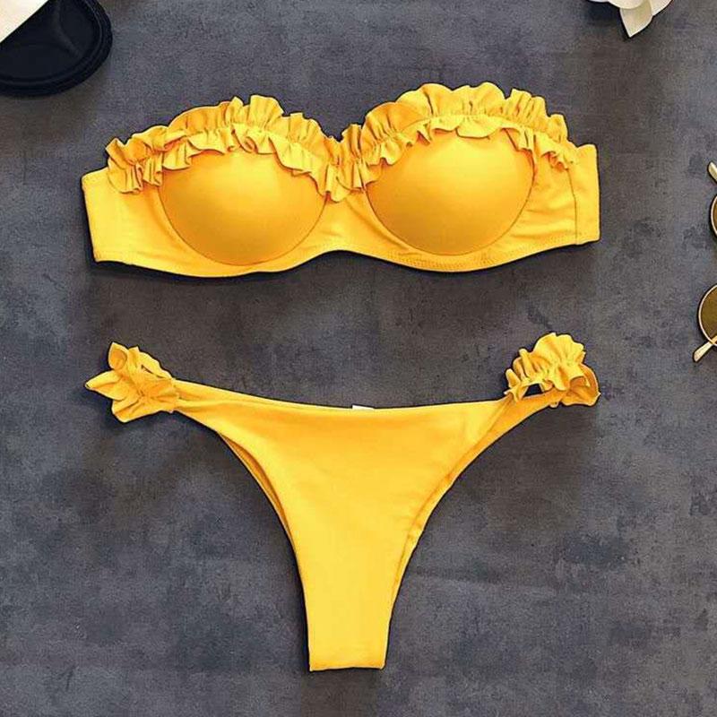 Stylowy damski strój kąpielowy bikini z falbankami, idealny na letnią modę plażową.