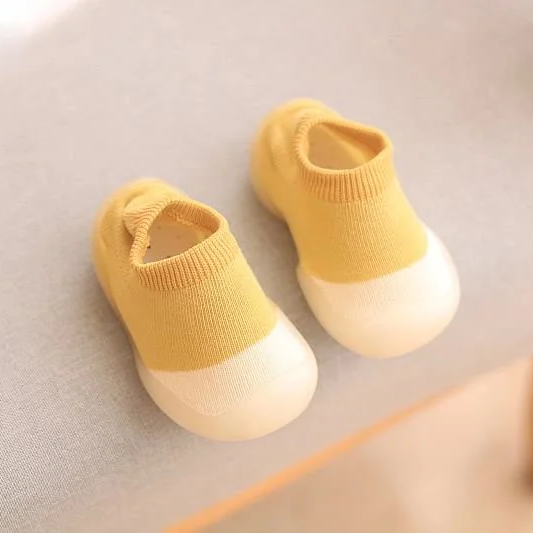 Dziecko biega w kolorowych butach barefoot FreeStep. Cieszy się komfortem i naturalnym rozwojem stóp podczas zabawy.
