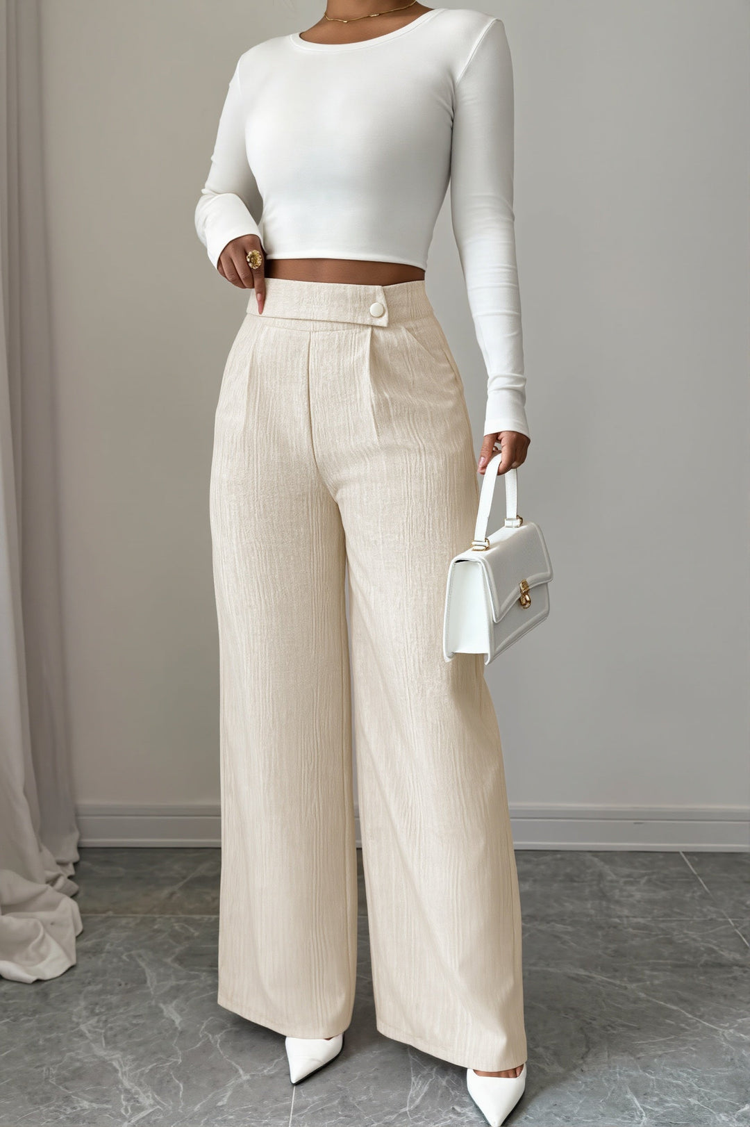 Gładkie spodnie damskie z szeroką nogawką, wysokim stanem i guzikami. Idealne do eleganckich i casualowych outfitów.