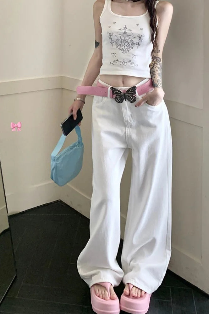 Białe jeansy wide leg z delikatnym haftem kokard. Modne spodnie damskie w stylu casual i streetwear.