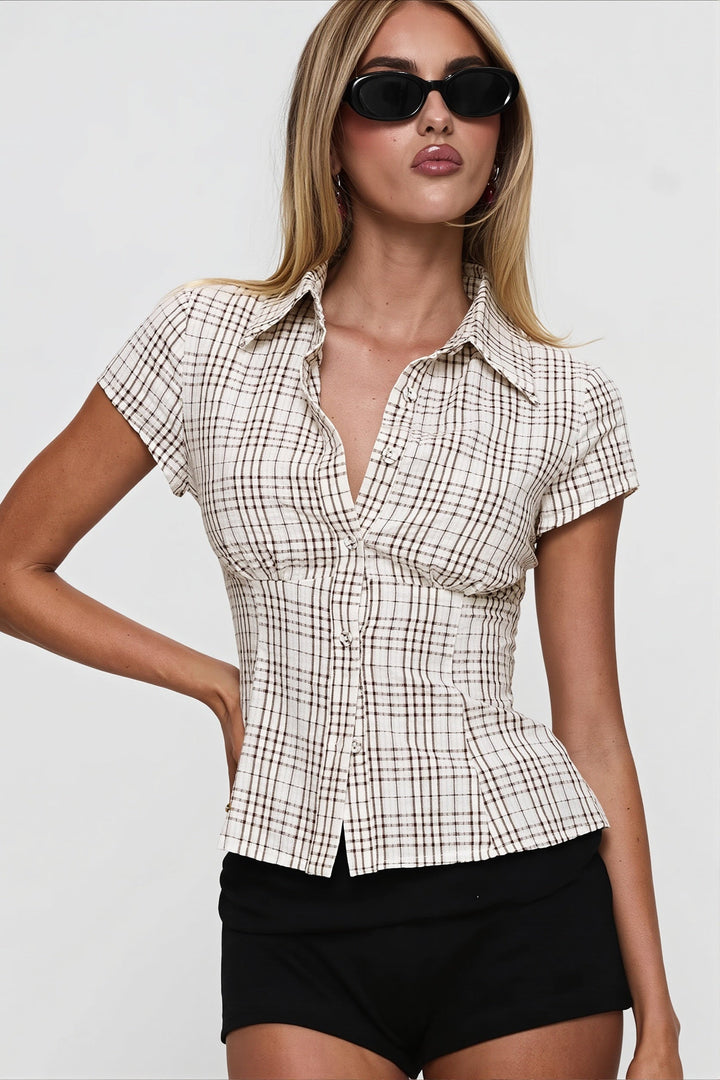 Krótka bluzka polo damska slim fit z kołnierzykiem i delikatnymi marszczeniami.