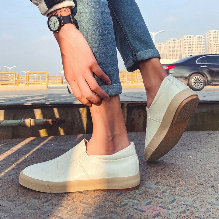 Łatwe do założenia męskie sneakersy slip-on Jonas ze skóry. Komfortowe buty casualowe do codziennego użytku.