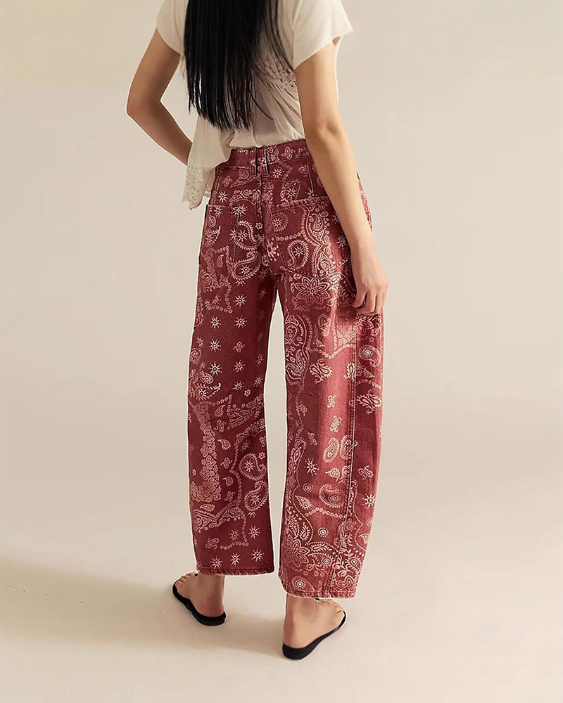 Jeansy damskie z szeroką nogawką i kolorowym nadrukiem. Luźny fason streetwear, idealny na wiosnę/lato.