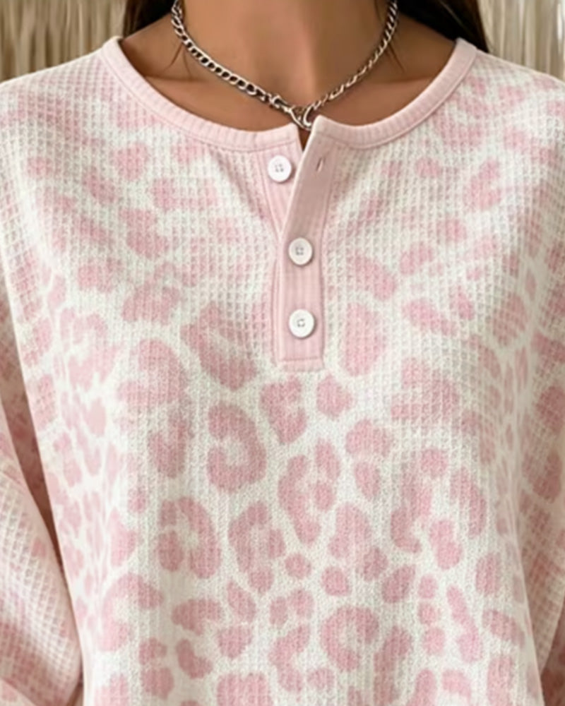 Modna bluza damska z printem panterki i guzikami, wzór zwierzęcy, styl casual, na wiosnę i jesień.