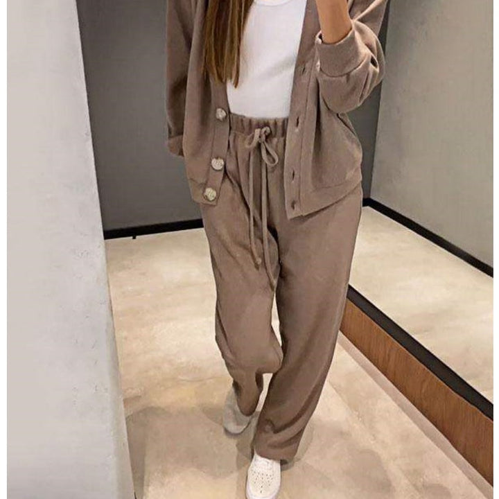 Modelka w eleganckim, wełnianym komplecie sweterkowym. Modny casual na jesienne dni.