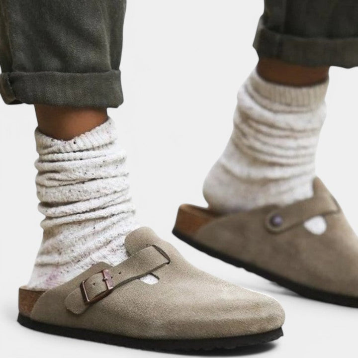 Letnie klompy unisex, regulowane dla idealnego dopasowania. Lekkie i oddychające obuwie na spacery i relaks.